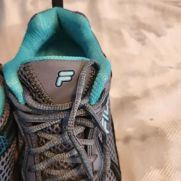 Fila Women's Sneahets, Size 7. Like new - Picture 4 of 9